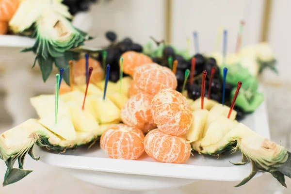 Oranje, ananas, mandarijnen en druif vruchten — Stockfoto