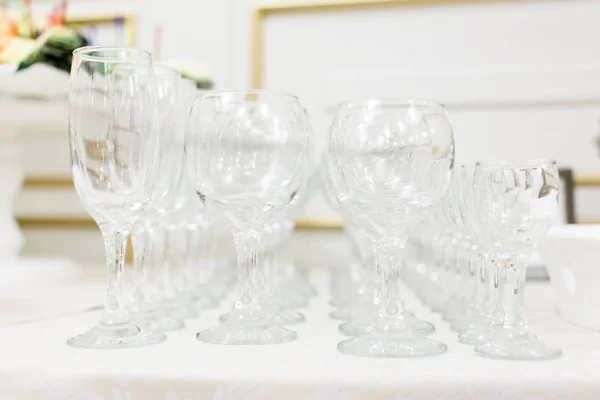 Mesa de casamento do banquete óculos de configuração — Fotografia de Stock