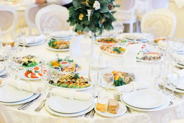 Banquet table de mariage décor hiver décoré — Photo