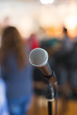 Odak Konferansı'nda bulanık hedef kitleye karşı Vokal mikrofon