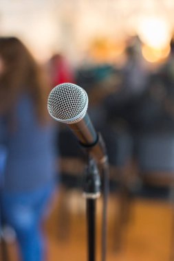 Odak Konferansı'nda bulanık hedef kitleye karşı Vokal mikrofon