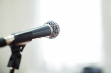 Odak Konferansı'nda bulanık hedef kitleye karşı Vokal mikrofon