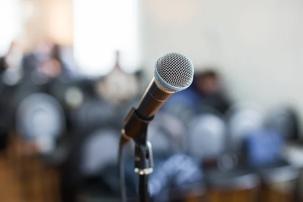 Microfone Vocal em foco contra audiência turva na conferência — Fotografia de Stock