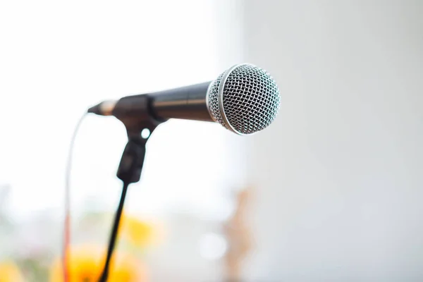 Odak Konferansı'nda bulanık hedef kitleye karşı Vokal mikrofon — Stok fotoğraf