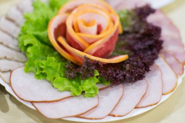 Yemek tablo ile fırında dilimlenmiş jambon ayarla