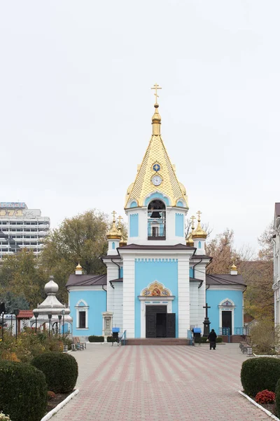Ortodox egyház kék és fehér színekben. — Stock Fotó