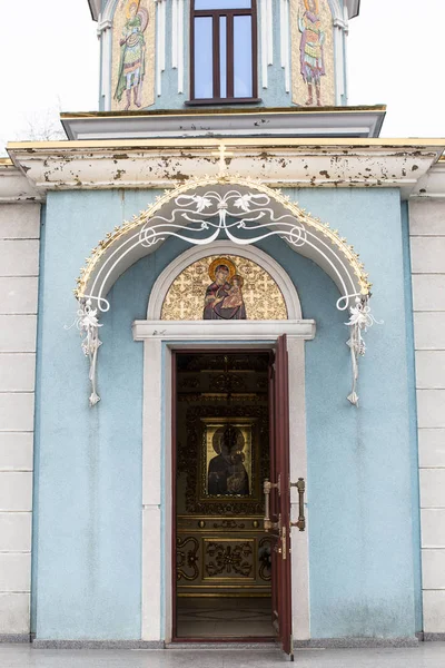 Iglesia ortodoxa azul y blanco colores . — Foto de Stock