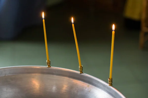 Intérieur de l'église orthodoxe trois bougies — Photo