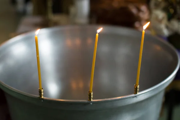 Intérieur de l'église orthodoxe trois bougies — Photo