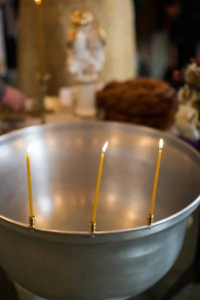 Interieur van de orthodoxe kerk drie kaarsen — Stockfoto