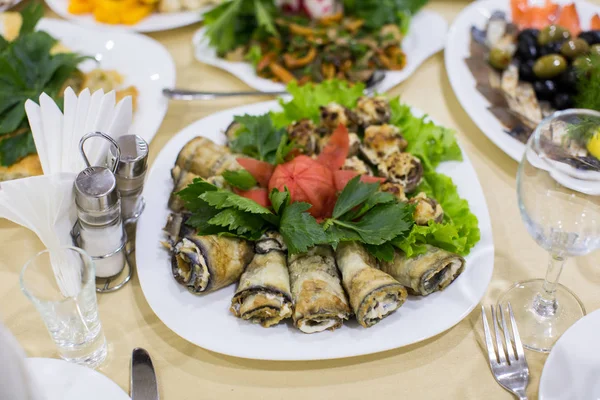 Bakad aubergine med sås och ost rulle — Stockfoto