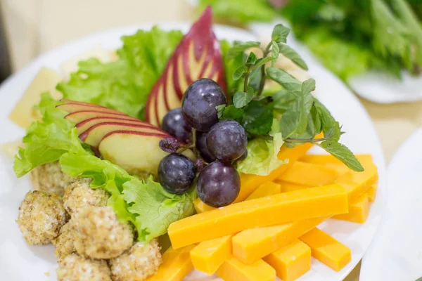 Grapes and cheese with salad. — Stock Photo, Image