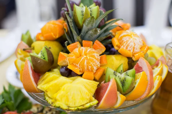 Ananas, Kiwi en verschillende vruchten — Stockfoto