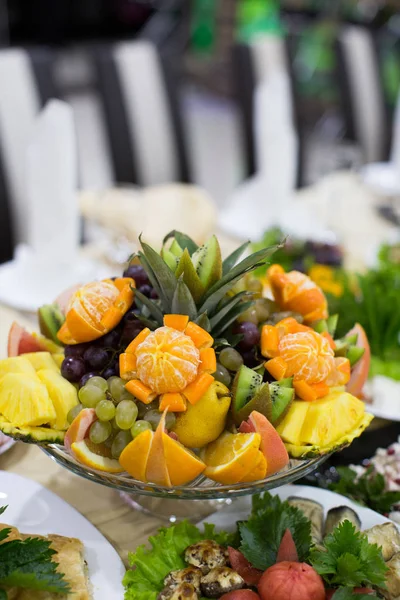 Abacaxi, Kiwi e frutas diferentes — Fotografia de Stock