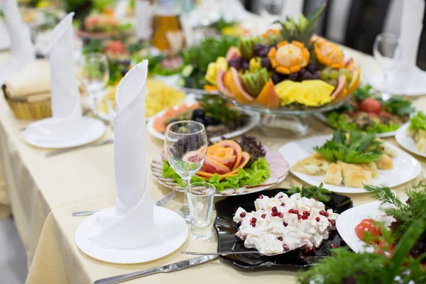 Banquete boda mesa ajuste en la recepción de la noche — Foto de Stock