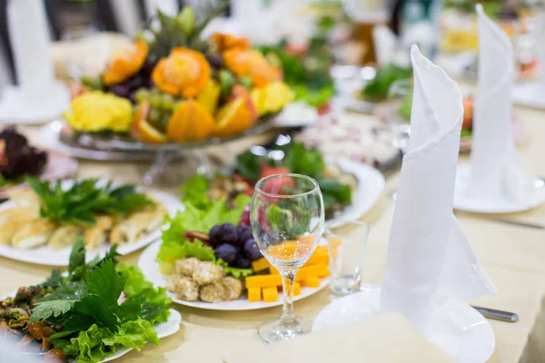 Configuração da mesa de casamento do banquete na recepção da noite — Fotografia de Stock