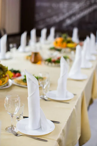 Banquete boda mesa ajuste en la recepción de la noche —  Fotos de Stock