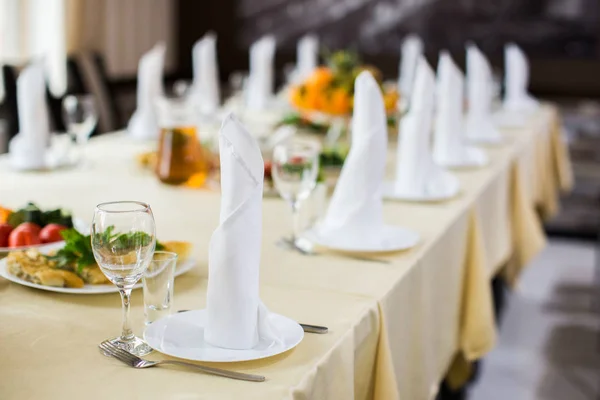 Hostina svatební stůl na večerní recepce — Stock fotografie