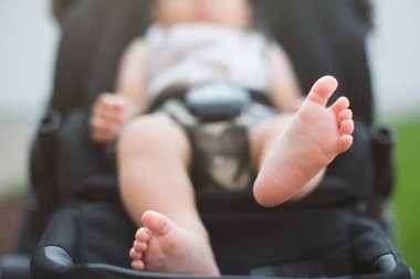 taşıma ya da adamcağız oturan yeni doğan bebek ayaklar