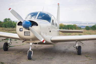 Pervaneli uçak havaalanında otopark. Küçük uçak. 