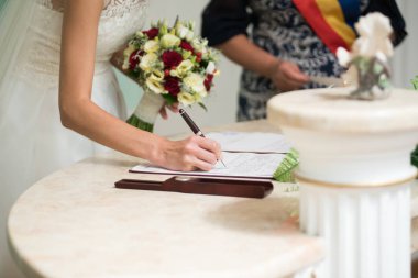 Gelin işaret evlilik cüzdanı bir kalem ile