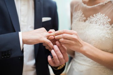 Gelin ve Damat Düğün yüzük değişiyor