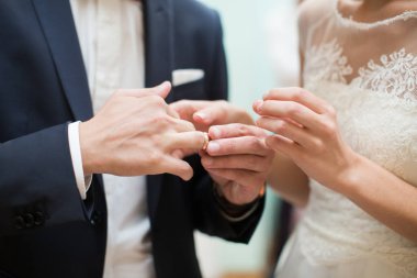 Gelin ve Damat Düğün yüzük değişiyor