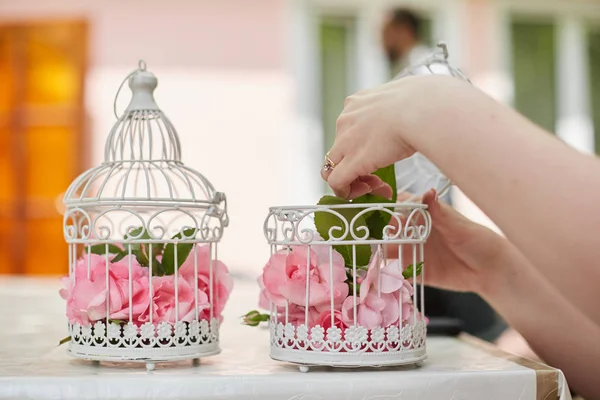 Flores rosadas en hermosa jaula de aves vintage . —  Fotos de Stock