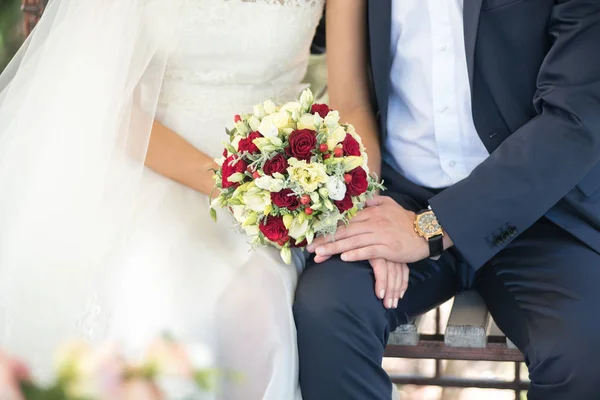 Les mains de la mariée et du marié — Photo