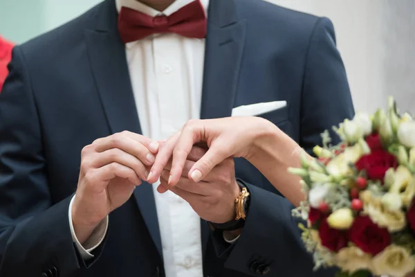 Nevěsta a ženich se mění na snubní prsteny — Stock fotografie