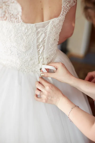 Beautiful bride is getting ready in the morning — Stock Photo, Image