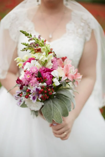 Bouquet de mariage entre les mains de la mariée. — Photo