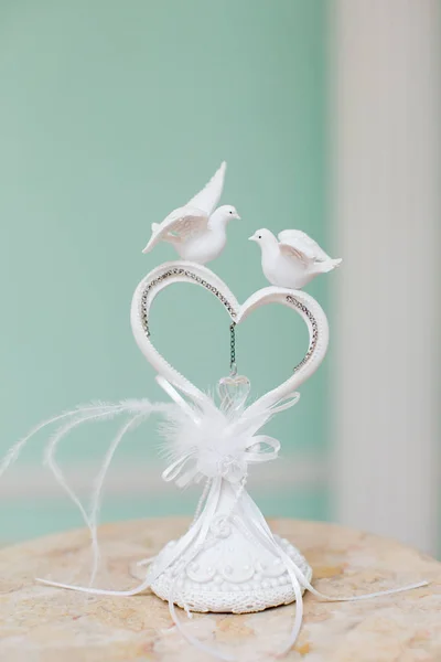 Corazón de decoración de boda con dos palomas blancas . —  Fotos de Stock