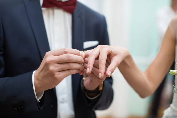 Sposa e sposo stanno cambiando anelli sul matrimonio — Foto Stock
