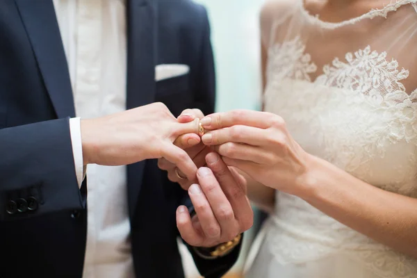 Невеста и жених меняют кольца на свадьбе — стоковое фото