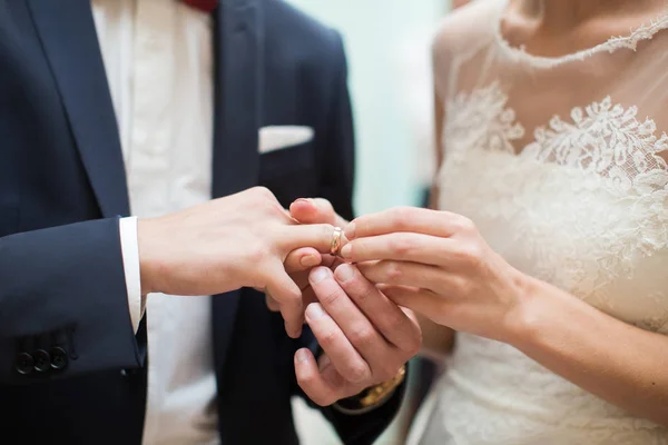 Sposa e sposo stanno cambiando anelli sul matrimonio — Foto Stock