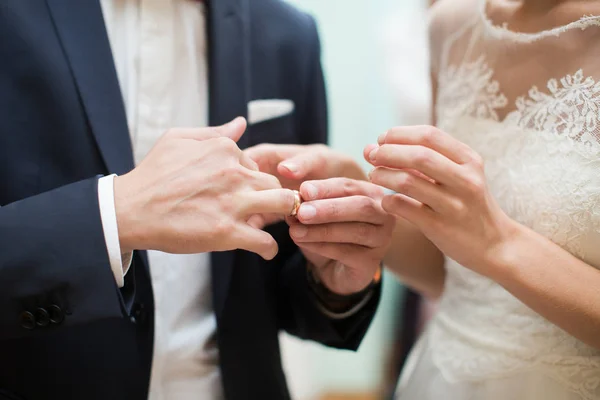 Nevěsta a ženich se mění na snubní prsteny — Stock fotografie
