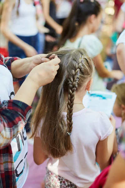 genç kız ve helezon saçları