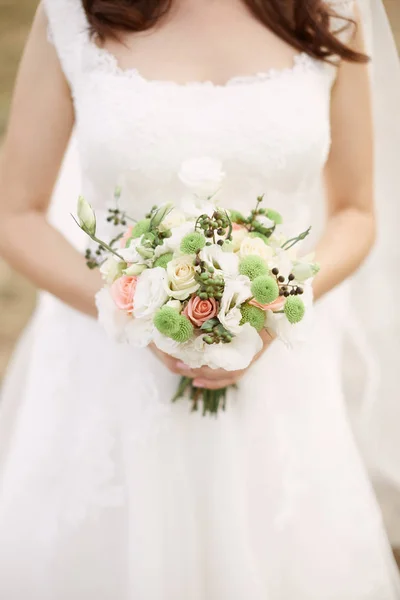 Bridal bouquet. Bouquet in the hands of the bride. — Stock Photo, Image
