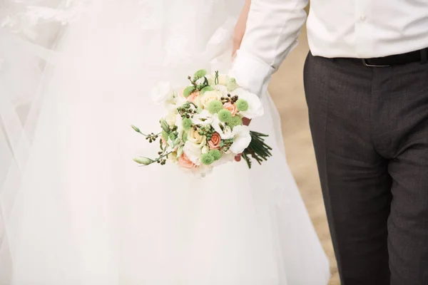 Ramo nupcial. Novia y novio tomados de la mano . —  Fotos de Stock