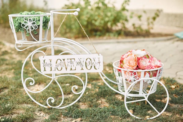 Bicicleta de decoração de casamento ou bicicleta com flores . — Fotografia de Stock