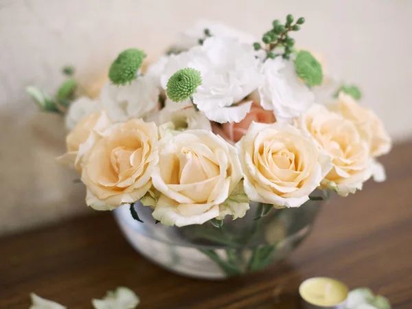 Букет свадебного декора из цветов роз . — стоковое фото
