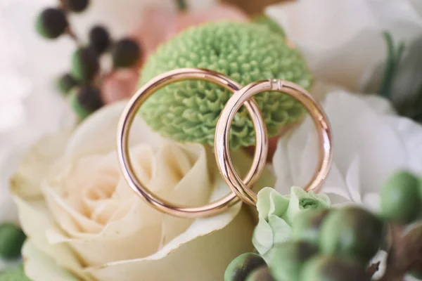 Anillos de boda en hermosas flores . — Foto de Stock