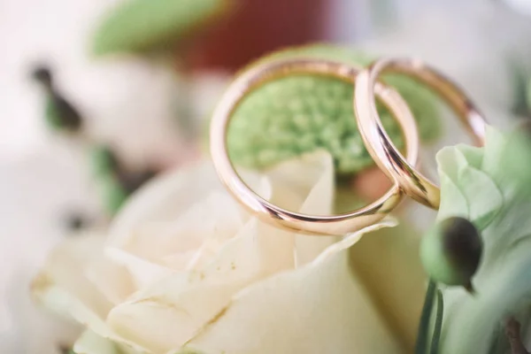 Wedding rings on beautiful flowers. — Stock Photo, Image