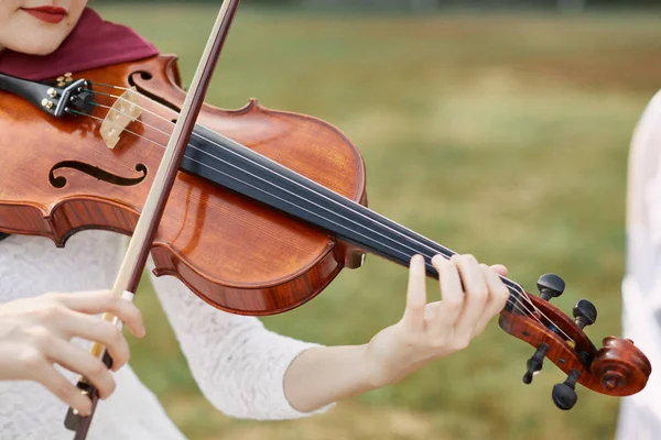 Violoniste. Jeune femme jouant du violon — Photo