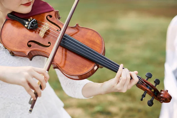 Violoniste. Jeune femme jouant du violon — Photo