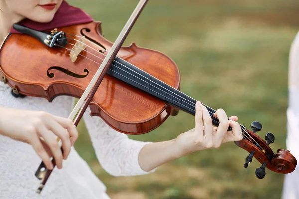 Geigerin. junge Frau spielt Geige — Stockfoto