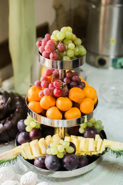 Druiven, ananas, mandarijnen, sinaasappel, fruit set — Stockfoto