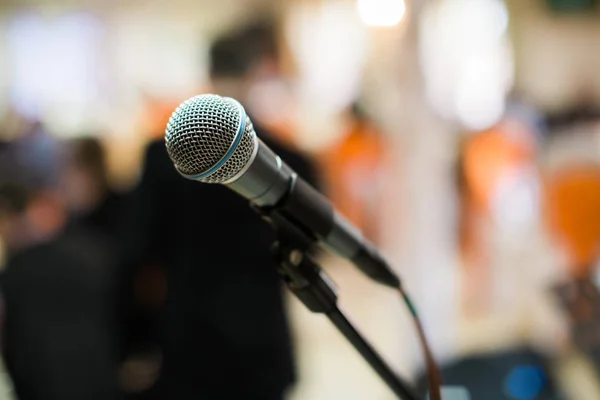 Micrófono en sala de conciertos, conferencia o escenario — Foto de Stock