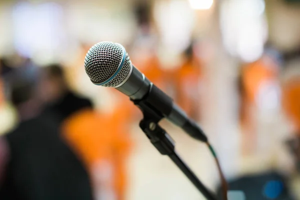 Microfone na sala de concertos, conferência ou palco — Fotografia de Stock